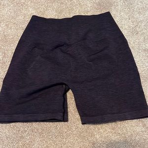 Alphalete Amplify Short Size L - dark purple